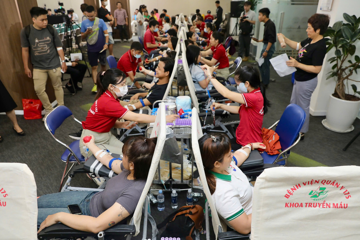 Chương trình Chủ Nhật Đỏ lần thứ XVI do Báo Tiền Phong phối hợp cùng Bệnh viện Quân Y 175 và Công ty Amway Việt Nam tổ chức. Chương trình Chủ Nhật Đỏ lần thứ XVI do Báo Tiền Phong phối hợp cùng Bệnh viện Quân Y 175 và Công ty Amway Việt Nam tổ chức.