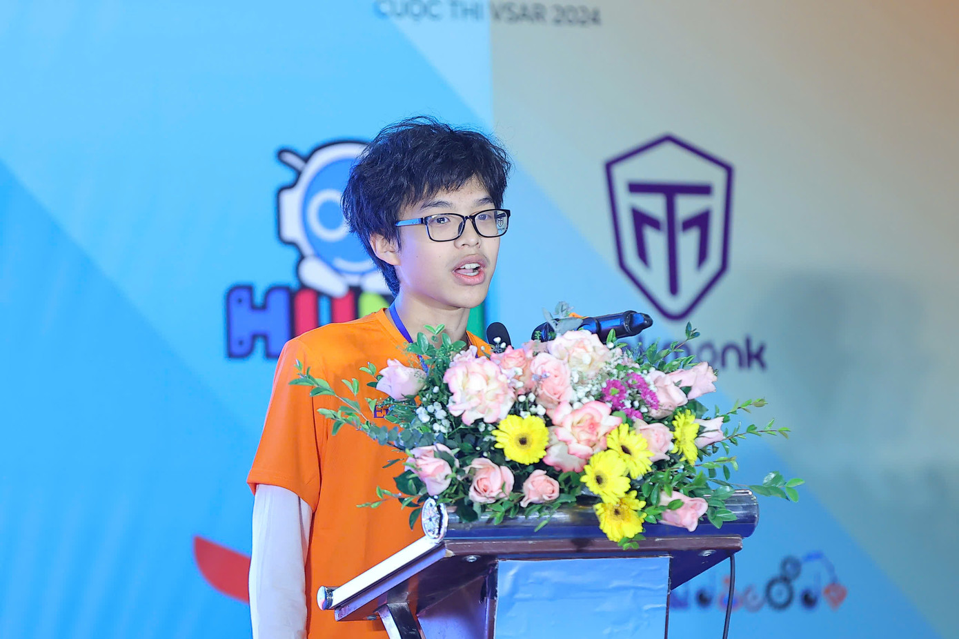 Nam sinh Đỗ Hoàng Giang đại diện các thí sinh chia sẻ về cuộc thi. Nam sinh Đỗ Hoàng Giang đại diện các thí sinh chia sẻ về cuộc thi.