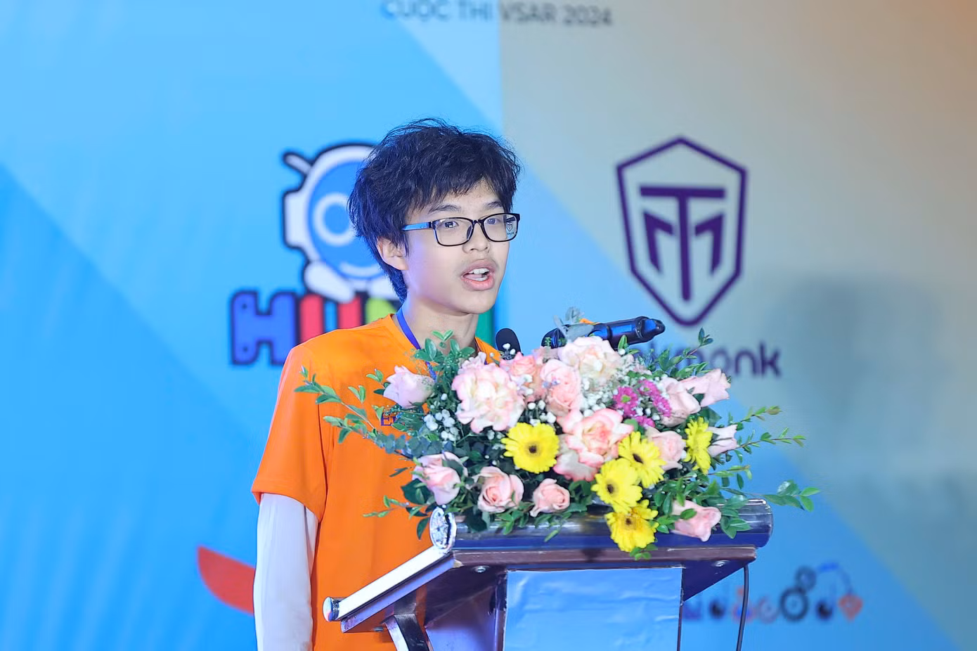 Nam sinh Đỗ Hoàng Giang đại diện các thí sinh chia sẻ về cuộc thi. Nam sinh Đỗ Hoàng Giang đại diện các thí sinh chia sẻ về cuộc thi.