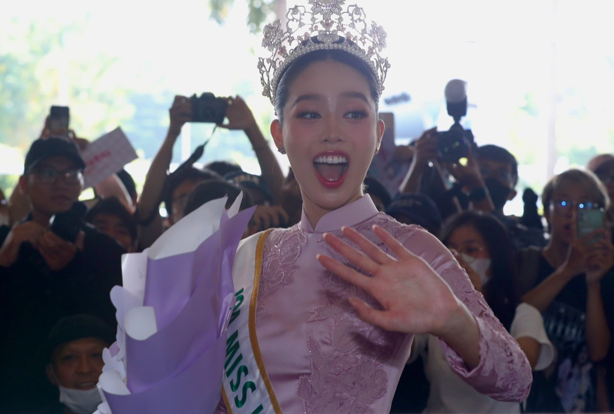 Hoa hậu Thanh Thủy hạnh phúc khi được người hâm mộ chào đón ở sân bay vào sáng ngày 18/11. Ảnh: Nhóm PV Tiền Phong Hoa hậu Thanh Thủy hạnh phúc khi được người hâm mộ chào đón ở sân bay vào sáng ngày 18/11. Ảnh: Nhóm PV Tiền Phong