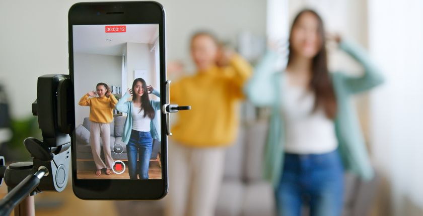 &quot;Mất việc là cái giá tôi phải trả vì TikTok. Họ sa thải tôi vì cho rằng tài khoản đó gây ra lo ngại về bảo mật thông tin&quot;, cô gái nói. Ảnh minh họa: Logico