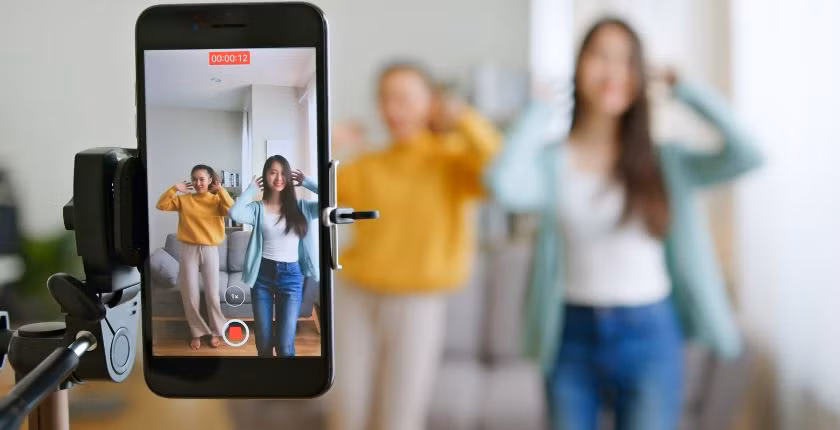 "Mất việc là cái giá tôi phải trả vì TikTok. Họ sa thải tôi vì cho rằng tài khoản đó gây ra lo ngại về bảo mật thông tin", cô gái nói. Ảnh minh họa: Logico