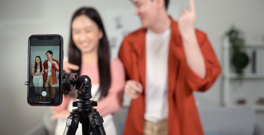 Hãy tìm hiểu kỹ quy định của công ty trước khi quay chụp nơi làm việc. Ảnh: Logico