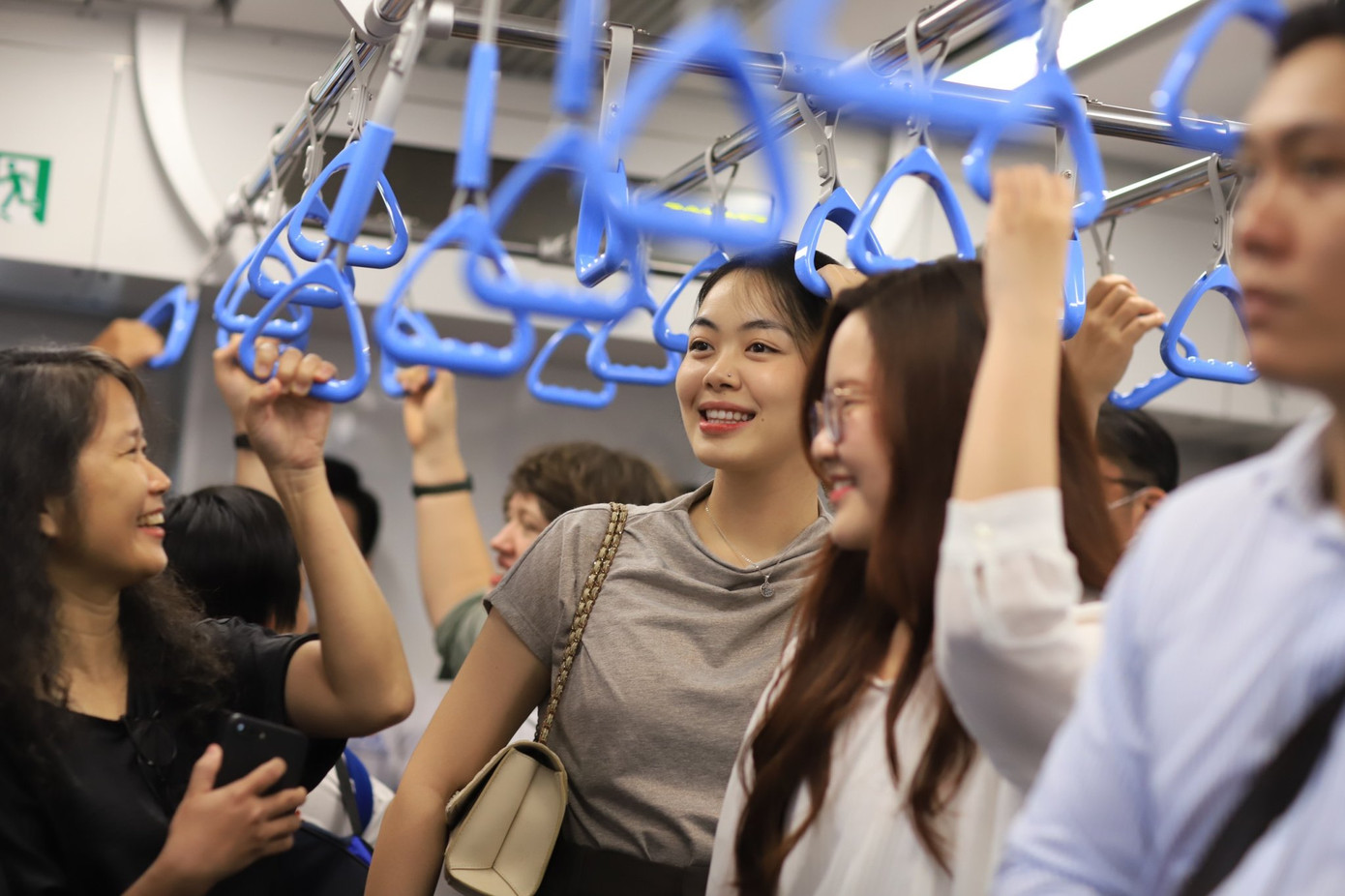 Sử dụng chỗ ngồi/ đứng hợp lý để không gây ảnh hưởng đến người đi chung trên chuyến tàu. Ảnh: HCMC Metro Sử dụng chỗ ngồi/ đứng hợp lý để không gây ảnh hưởng đến người đi chung trên chuyến tàu. Ảnh: HCMC Metro