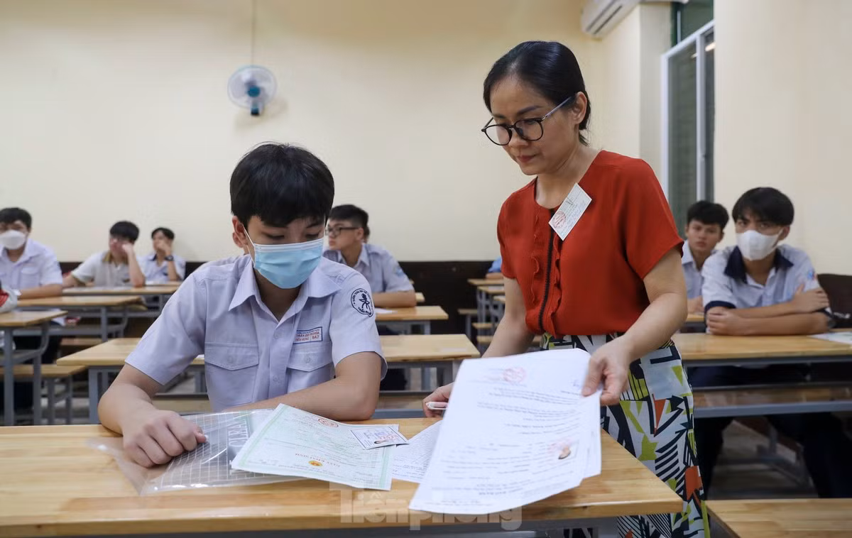 Thí sinh phải kiểm tra thật kỹ giấy thi trước khi bắt tay vào làm bài. Ảnh minh hoạ: TPO