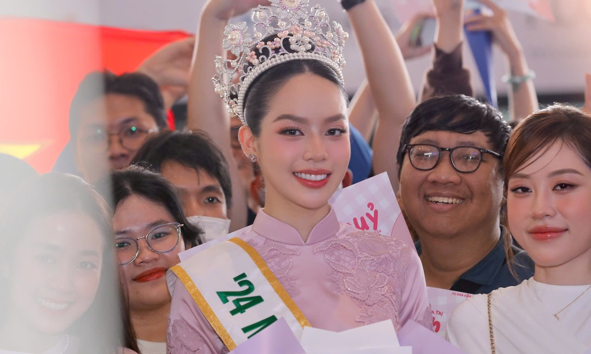 Hoa hậu Thanh Thủy hạnh phúc khi được người hâm mộ chào đón ở sân bay vào sáng ngày 18/11. Ảnh: Nhóm PV Tiền Phong Hoa hậu Thanh Thủy hạnh phúc khi được người hâm mộ chào đón ở sân bay vào sáng ngày 18/11. Ảnh: Nhóm PV Tiền Phong