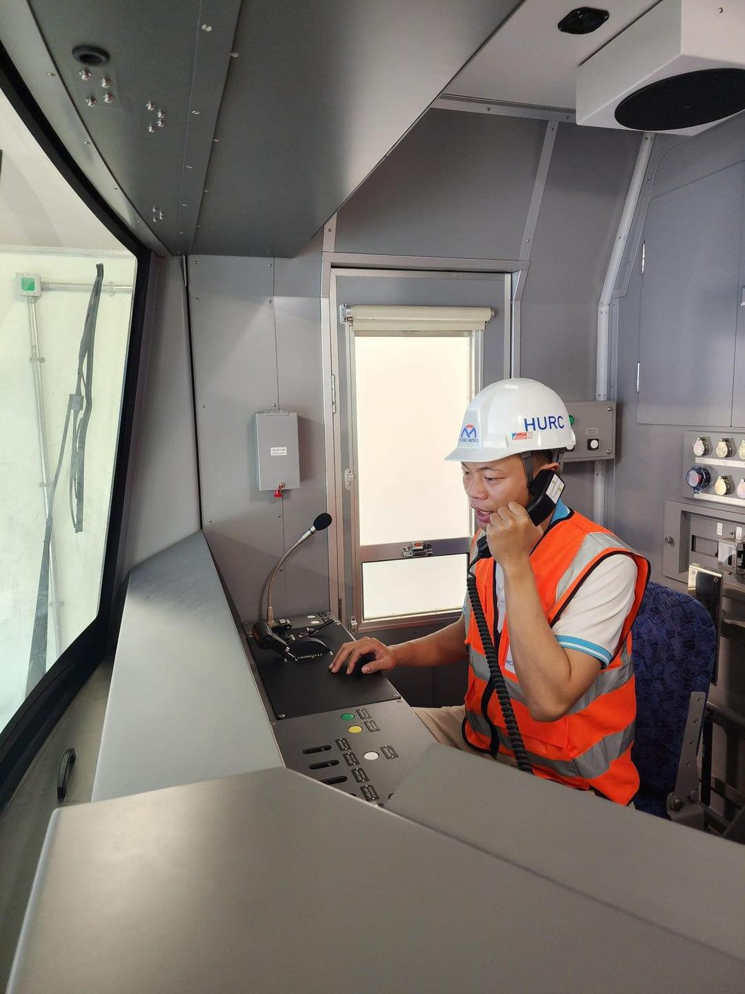 Hãy lên kế hoạch đến nhà ga sớm hơn để có thể lên tàu đúng giờ. Ảnh: HCMC Metro Hãy lên kế hoạch đến nhà ga sớm hơn để có thể lên tàu đúng giờ. Ảnh: HCMC Metro