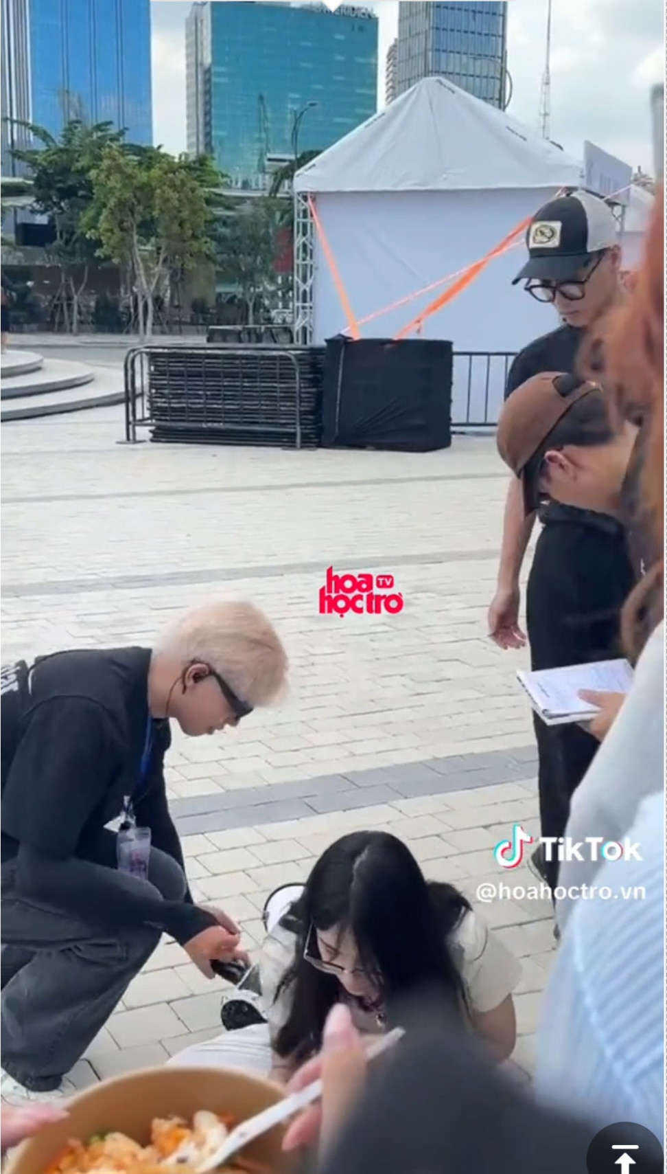 Một bạn nữ suýt ngất, có lẽ do bạn phải đứng quá lâu giữa cái nắng 35 độ. Một bạn nữ suýt ngất, có lẽ do bạn phải đứng quá lâu giữa cái nắng 35 độ.