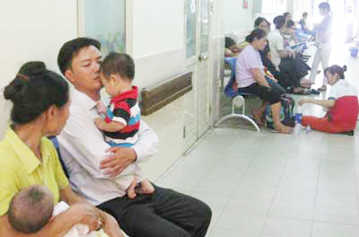 Nhiều cha mẹ đưa con đi khám bệnh hoàn toàn không hiểu gì về bệnh TCM