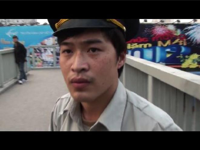 Nhân viên bảo vệ cầu dành cho người đi bộ ở Giảng Võ(Hà Nội)chửi bới, dọa đập máy quay của phóng viên TPO. Ảnh cắt từ clip