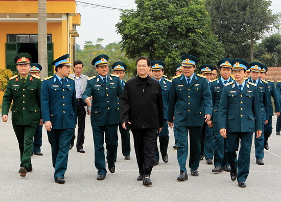 Thủ tướng Nguyễn Tấn Dũng thăm, kiểm tra công tác trực ban của Đoàn tên lửa phòng không 64, Sư đoàn Phòng không 361. (Ảnh: Đức Tám/TTXVN)