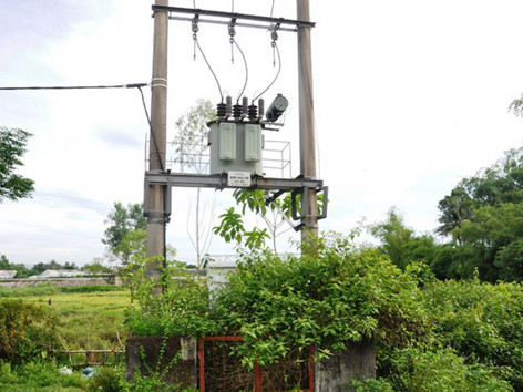 Trạm biến áp cấp điện cho công trình thủy lợi phủ đầy dây leo. Trạm biến áp cấp điện cho công trình thủy lợi phủ đầy dây leo