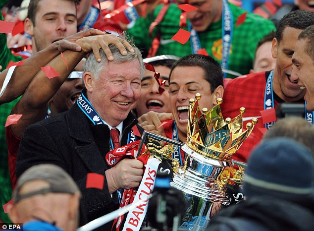 Sir Alex Ferguson ăn mừng danh hiệu Premier League thứ 13 ông giành được cùng Manchester United