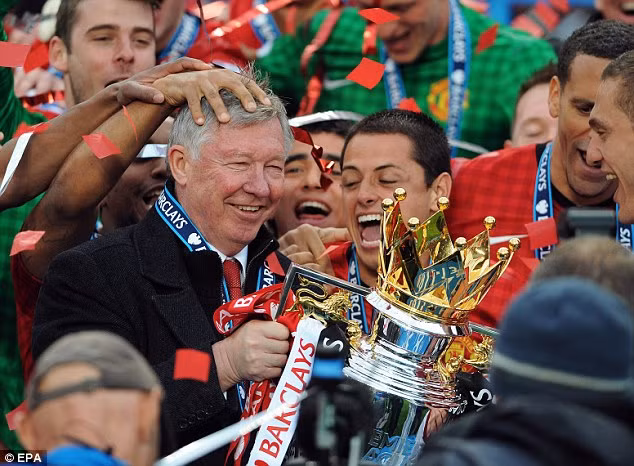 Sir Alex Ferguson ăn mừng danh hiệu Premier League thứ 13 ông giành được cùng Manchester United. Sir Alex Ferguson ăn mừng danh hiệu Premier League thứ 13 ông giành được cùng Manchester United