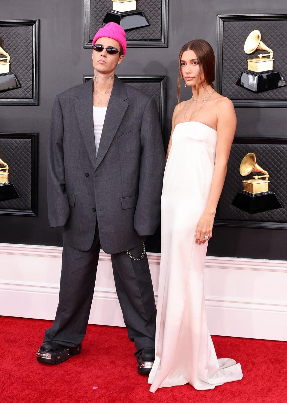 Màn chào sân tại thảm đỏ của vợ chồng nhà Bieber khiến khán giả phải thét lên "ét-ô-ét". Màn chào sân tại thảm đỏ của vợ chồng nhà Bieber khiến khán giả phải thét lên "ét-ô-ét".