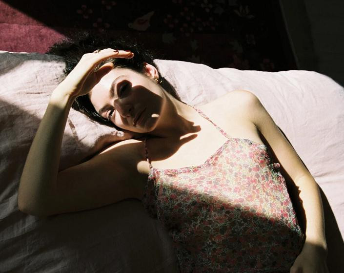 Dù là người vô thần nhưng Lorde vẫn xem Mặt Trời như một vị thần.