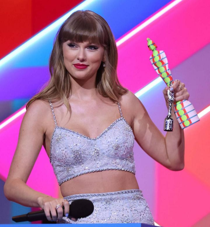Taylor Swift tại BRIT Awards 2021 phát biểu khi nhận giải thưởng "Biểu tượng Toàn cầu". Taylor Swift tại BRIT Awards 2021 phát biểu khi nhận giải thưởng "Biểu tượng Toàn cầu".
