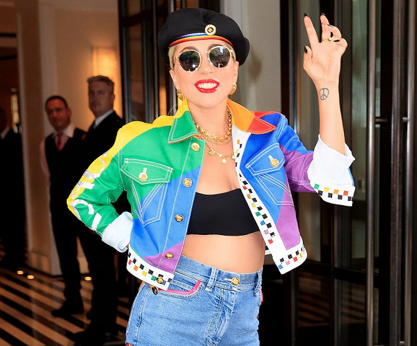 Tháng 6 hằng năm, Lady Gaga sẽ xuất hiện tại các quảng trường lớn ở nhiều thành phố để diễu hành và chung vui cùng cộng đồng lục sắc. Tháng 6 hằng năm, Lady Gaga sẽ xuất hiện tại các quảng trường lớn ở nhiều thành phố để diễu hành và chung vui cùng cộng đồng lục sắc.