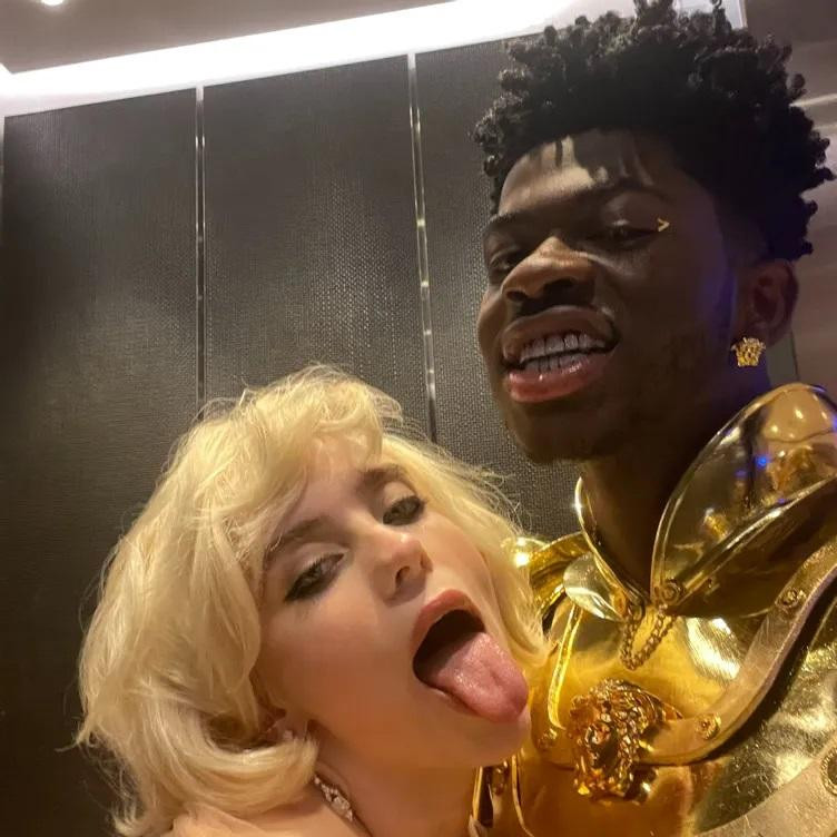 Lil Nas X và Billie Eilish chụp ảnh cùng nhau tại Met Gala 2021 vừa qua.