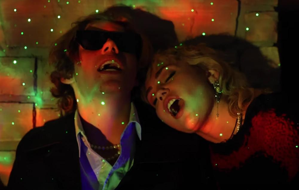 Tóc mullet đặc trưng của Miley trong quá trình quảng bá album &quot;Plastic Hearts&quot;.