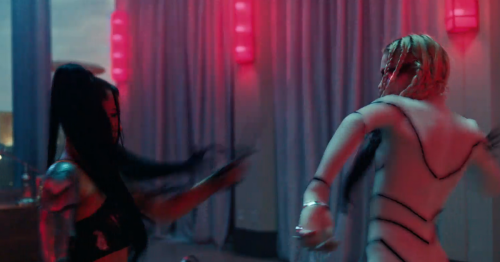 Màn đấu đá của Bella và Grimes ở phân cảnh gần cuối MV.