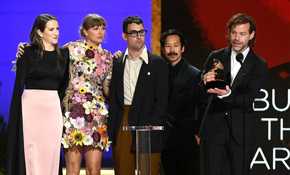 Taylor nhường mic trước cho Aaron phát biểu tại Grammys 2021. Ảnh: Grammys. Taylor nhường mic trước cho Aaron phát biểu tại Grammys 2021. Ảnh: Grammys.