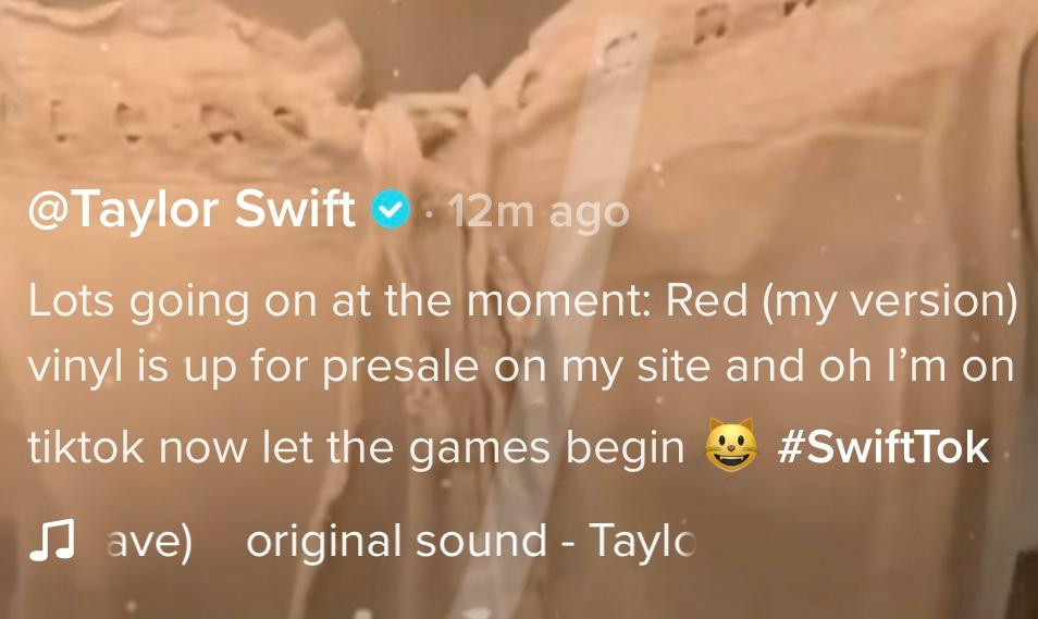 Taylor cũng đính kèm biểu tượng mèo - thú cưng mà cô nàng yêu thích nhất. Taylor cũng đính kèm biểu tượng mèo - thú cưng mà cô nàng yêu thích nhất.