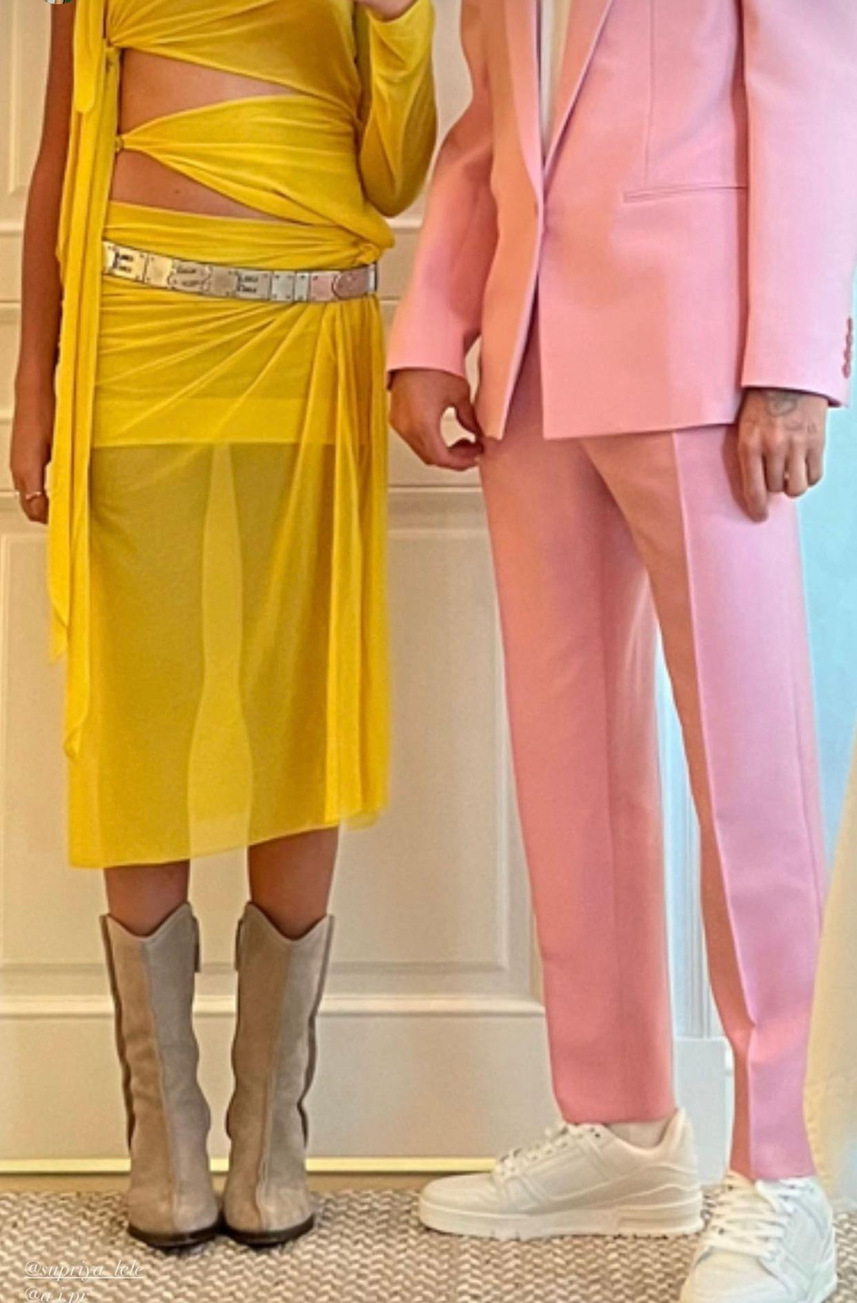 Trang phục dự đám cưới của Romeo Beckham và Mia Regan. Trang phục dự đám cưới của Romeo Beckham và Mia Regan.