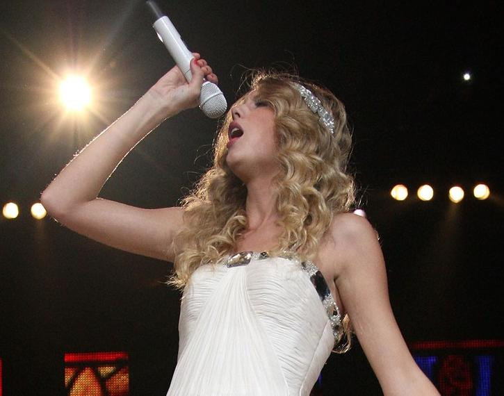 "Fearless" đã mở ra một "trang sử" vô cùng vẻ vang cho cô công chúa nhạc Country.