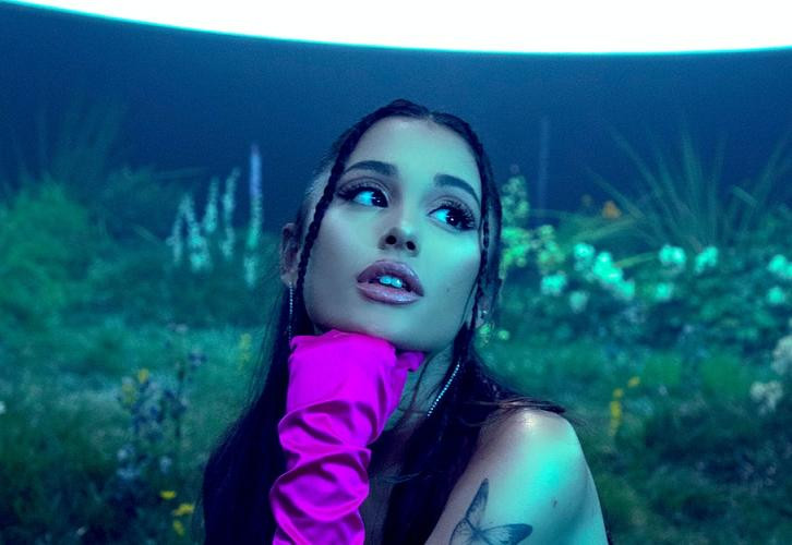 Ariana Grande xinh đẹp trong "cánh đồng hoa" đầy thơ mộng. Ariana Grande xinh đẹp trong "cánh đồng hoa" đầy thơ mộng.