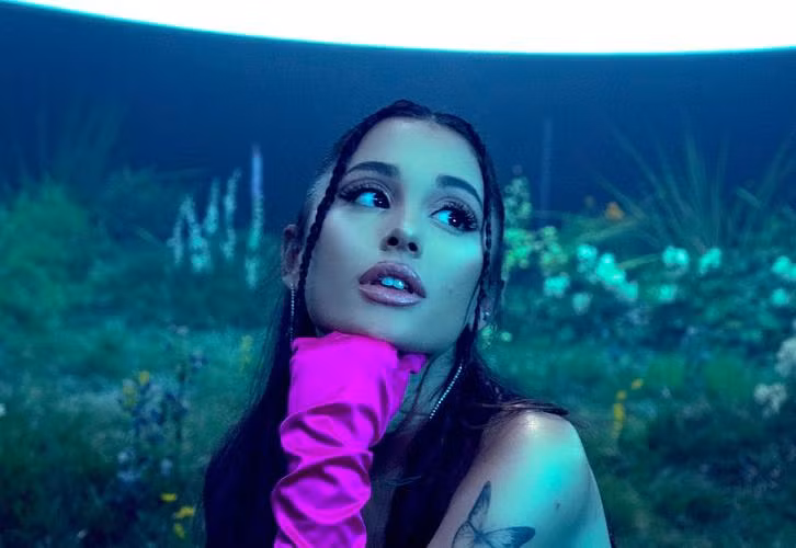 Ariana Grande xinh đẹp trong "cánh đồng hoa" đầy thơ mộng.