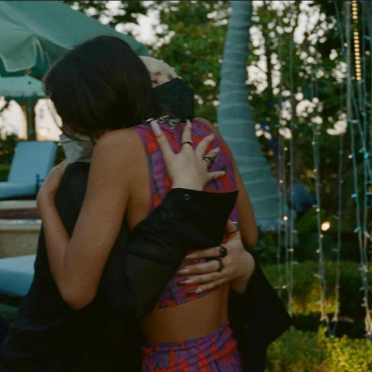 Billie và Olivia chụp cùng nhau tại buổi tiệc ra mắt album &quot;Happier Than Ever&quot;.