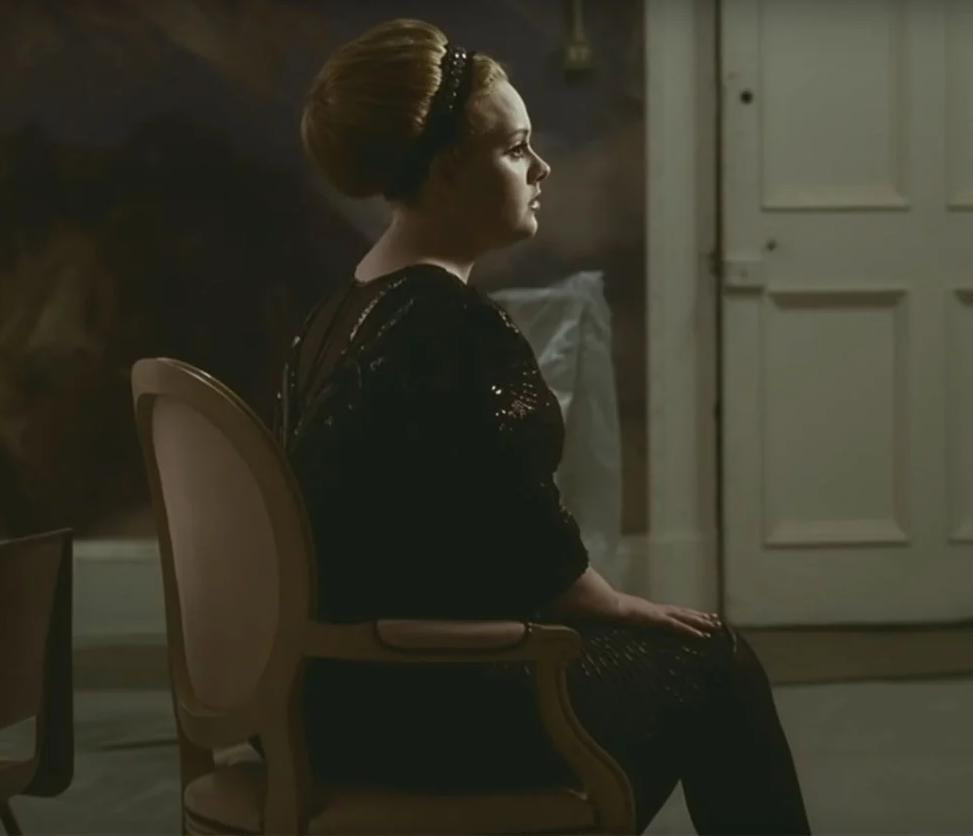 Hình ảnh chiếc ghế đình đám trong MV &quot;Rolling In The Deep&quot;...