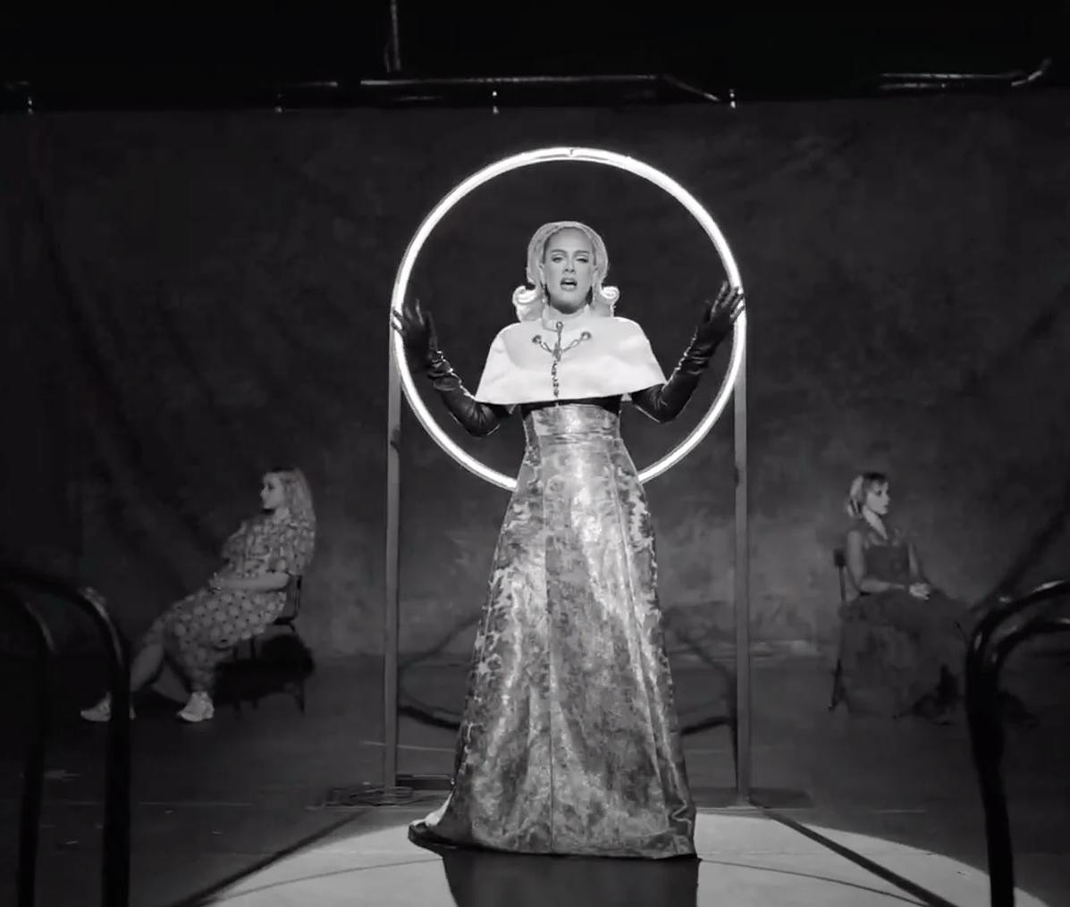 Adele trở lại đầy tự tin và bản lĩnh.