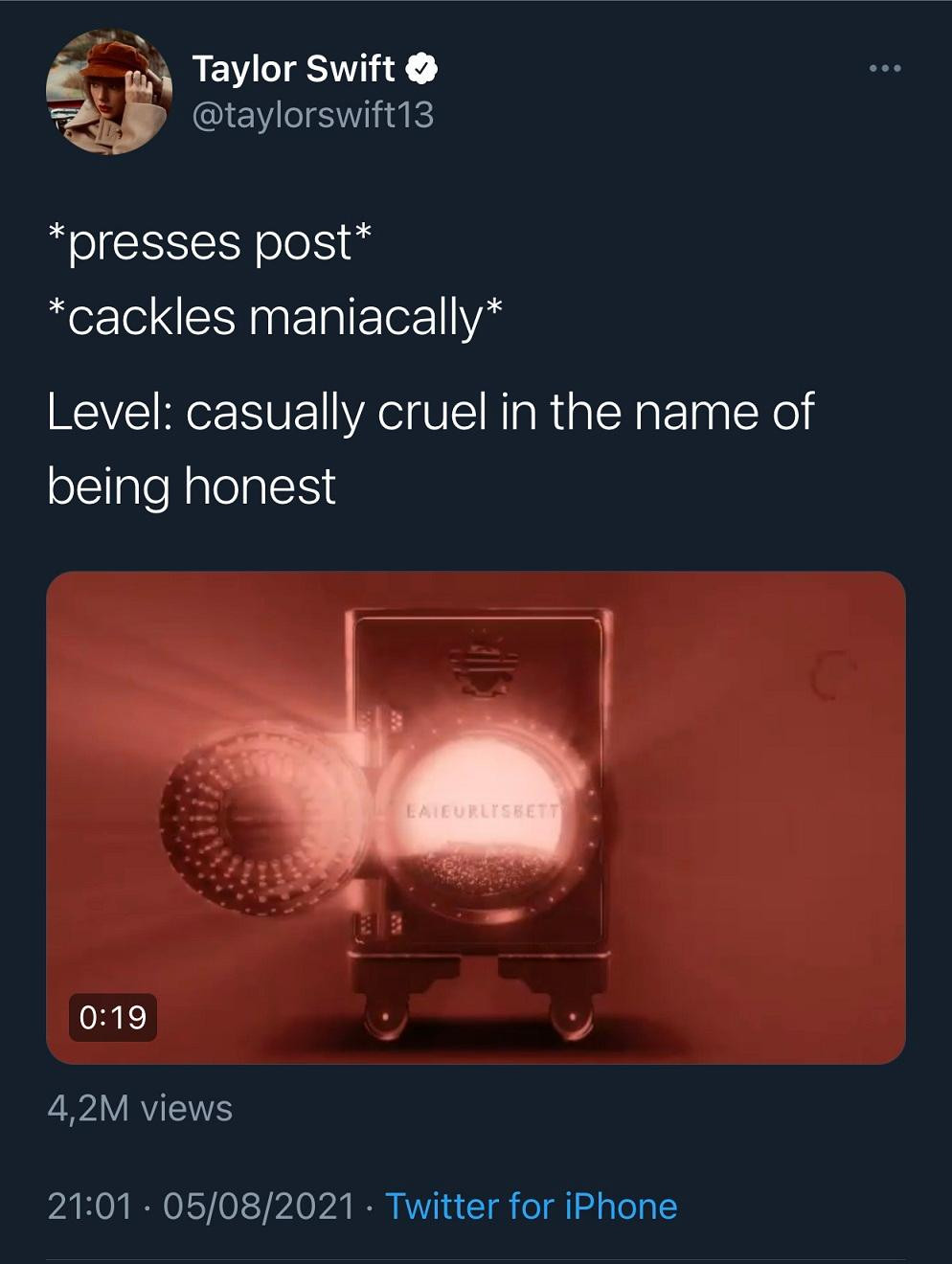 Đoạn video được Taylor đăng tải khiến dân tình phải rối não.