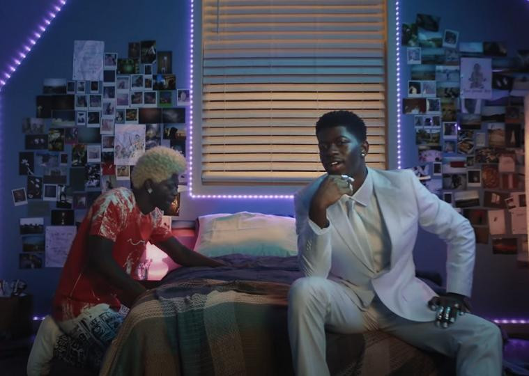 Lil Nas X lần này "tâm trạng" hơn chứ không còn "sôi động" như trước. Lil Nas X lần này "tâm trạng" hơn chứ không còn "sôi động" như trước.