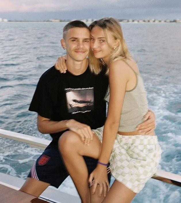 Romeo Beckham và Mia Regan hẹn hò với nhau từ năm 2019.