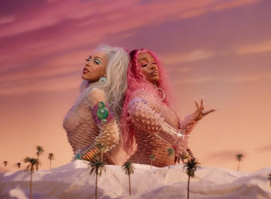 Hành tinh giả tưởng đậm sắc hồng của Doja Cat.