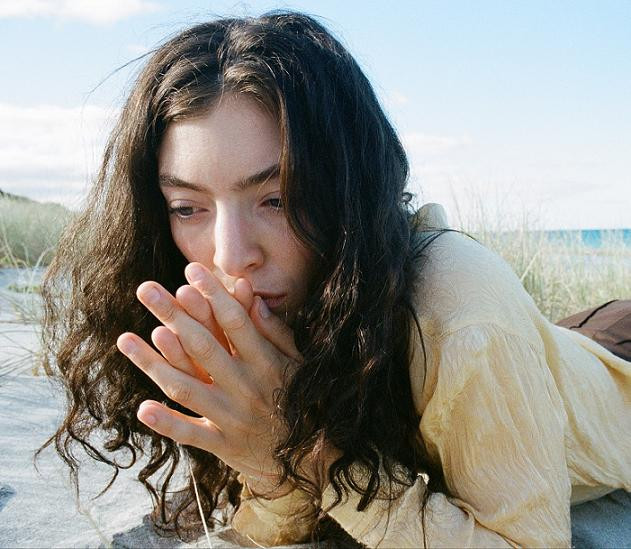 Solar Power là trong trong những album tiêu biểu cho không khí mùa Hè nhất.