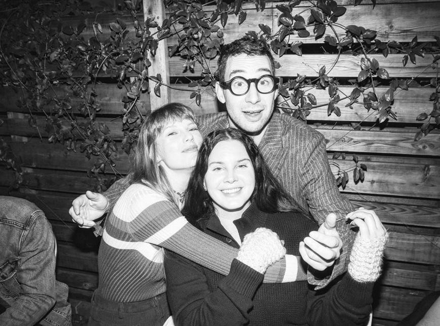 Taylor Swift, Lana Del Rey và Jack Antonoff chia sẻ khoảnh khắc vui vẻ cùng nhau. Taylor Swift, Lana Del Rey và Jack Antonoff chia sẻ khoảnh khắc vui vẻ cùng nhau.