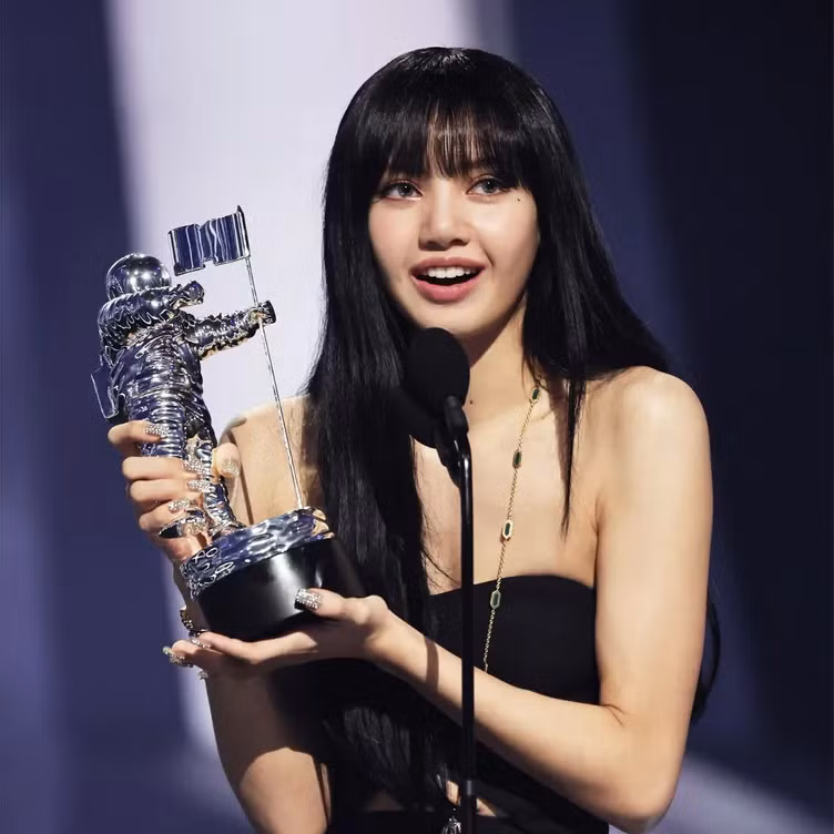 Lisa là nghệ sĩ solo K-Pop đầu tiên nhận được giải thưởng VMAs.