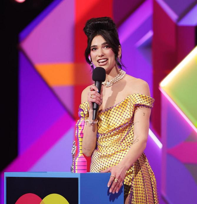Dua Lipa tại Lễ trao giải BRIT Awards 2021. Dua Lipa tại Lễ trao giải BRIT Awards 2021.