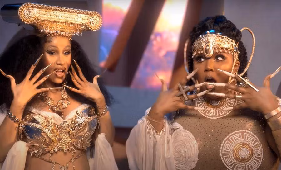 "Visual" đỉnh cao của Lizzo và Cardi B trong MV "Rumors". "Visual" đỉnh cao của Lizzo và Cardi B trong MV "Rumors".