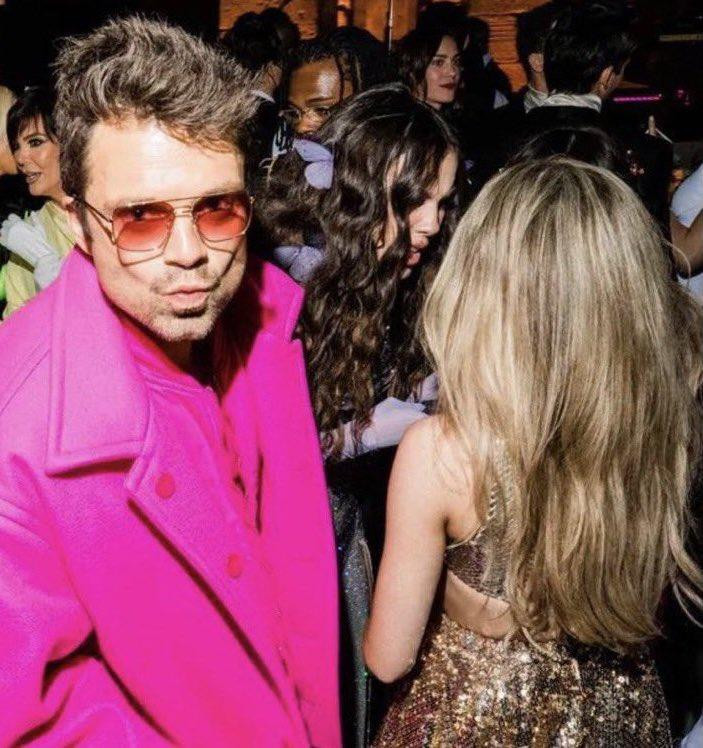 Khoảnh khắc trò chuyện của Olivia và Sabrina tại Met Gala năm nay.