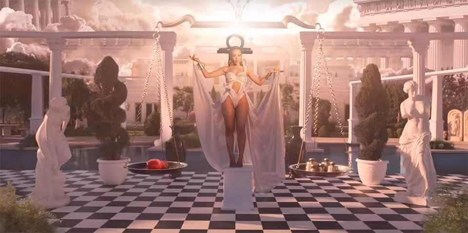 Cung điện thần thoại rộng lớn trong MV "You Right". Cung điện thần thoại rộng lớn trong MV "You Right".