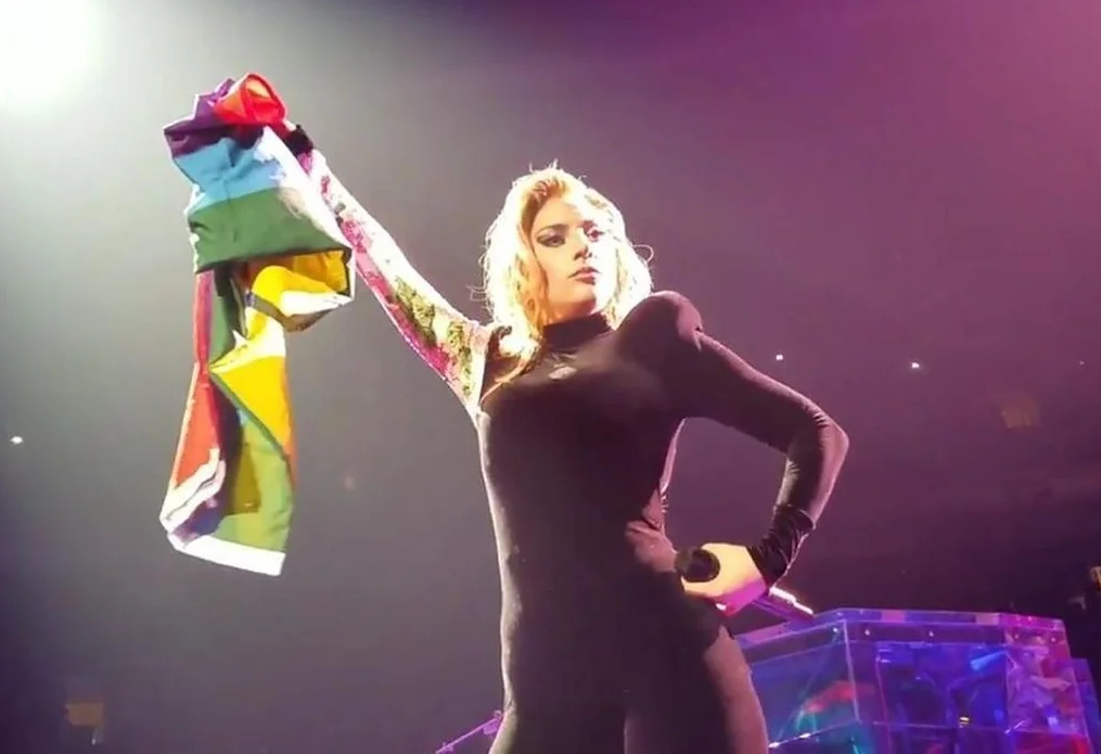 Gaga có một khẩu hiệu bất hủ là "To the God and the gays" trong những ngày đầu sự nghiệp. Gaga có một khẩu hiệu bất hủ là "To the God and the gays" trong những ngày đầu sự nghiệp.