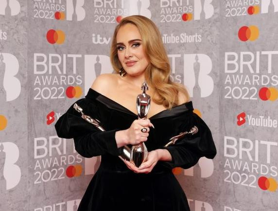 Adele là nghệ sĩ solo đầu tiên trong lịch sử BRITs Awards thắng đậm các hạng mục lớn tận 3 lần.