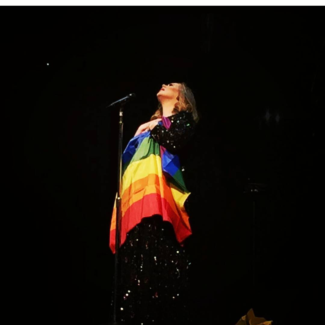 Adele cực kỳ cởi mở về việc ủng hộ cộng đồng lục sắc. Adele cực kỳ cởi mở về việc ủng hộ cộng đồng lục sắc.