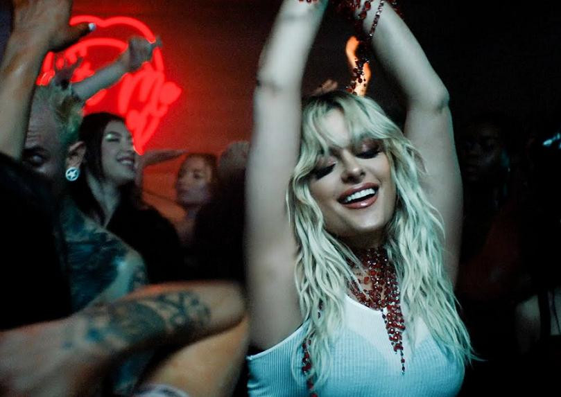 "Sacrifice" là một buổi tiệc nhạc Dance sôi động. "Sacrifice" là một buổi tiệc nhạc Dance sôi động.