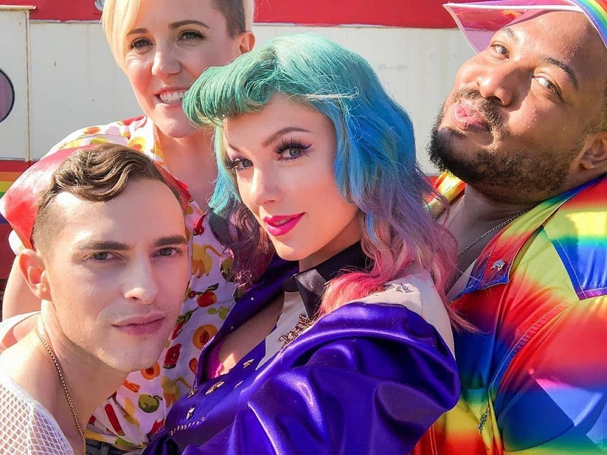 Taylor Swift được tổ chức GLAAD trao tặng giải thưởng Vanguard vào năm 2020 vì sự ủng hộ tận tâm của mình. Taylor Swift được tổ chức GLAAD trao tặng giải thưởng Vanguard vào năm 2020 vì sự ủng hộ tận tâm của mình.